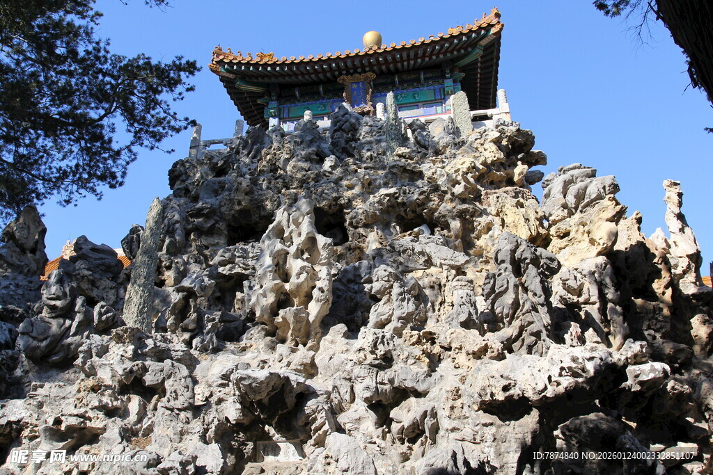 假山之巅的中式建筑