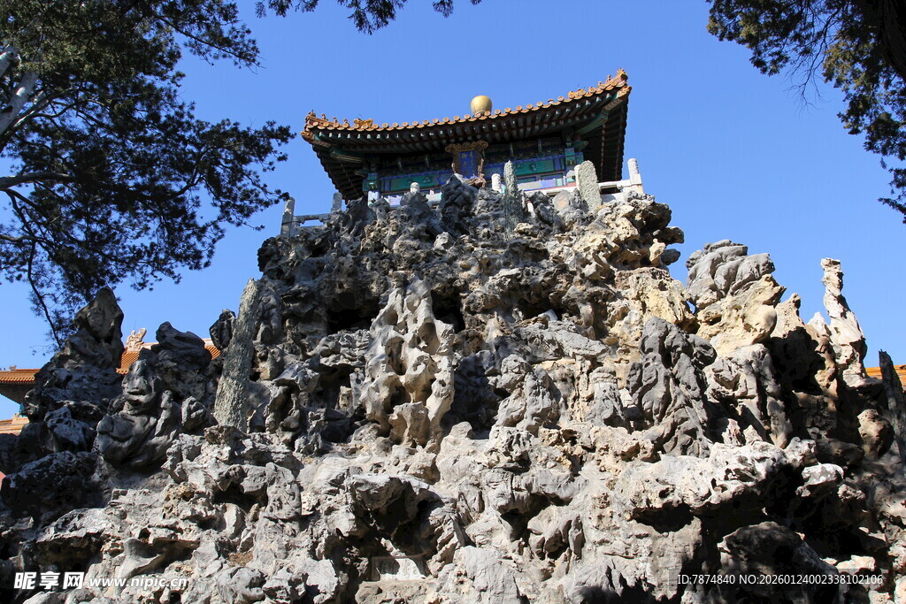 假山之巅的古亭美景