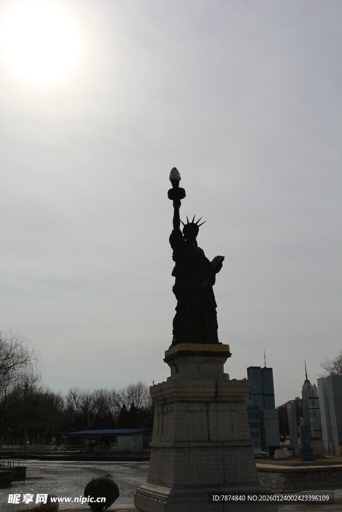 城市中的自由女神像雕塑