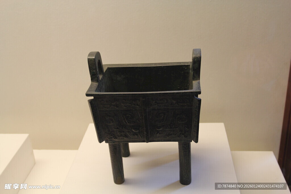 古代青铜方鼎展示