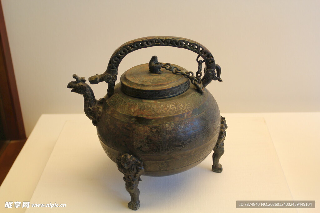 古铜三足龙柄提梁壶