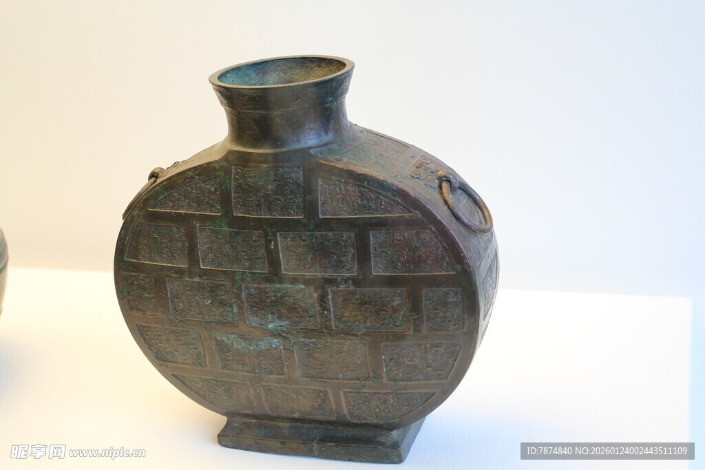 古朴圆形青铜花瓶