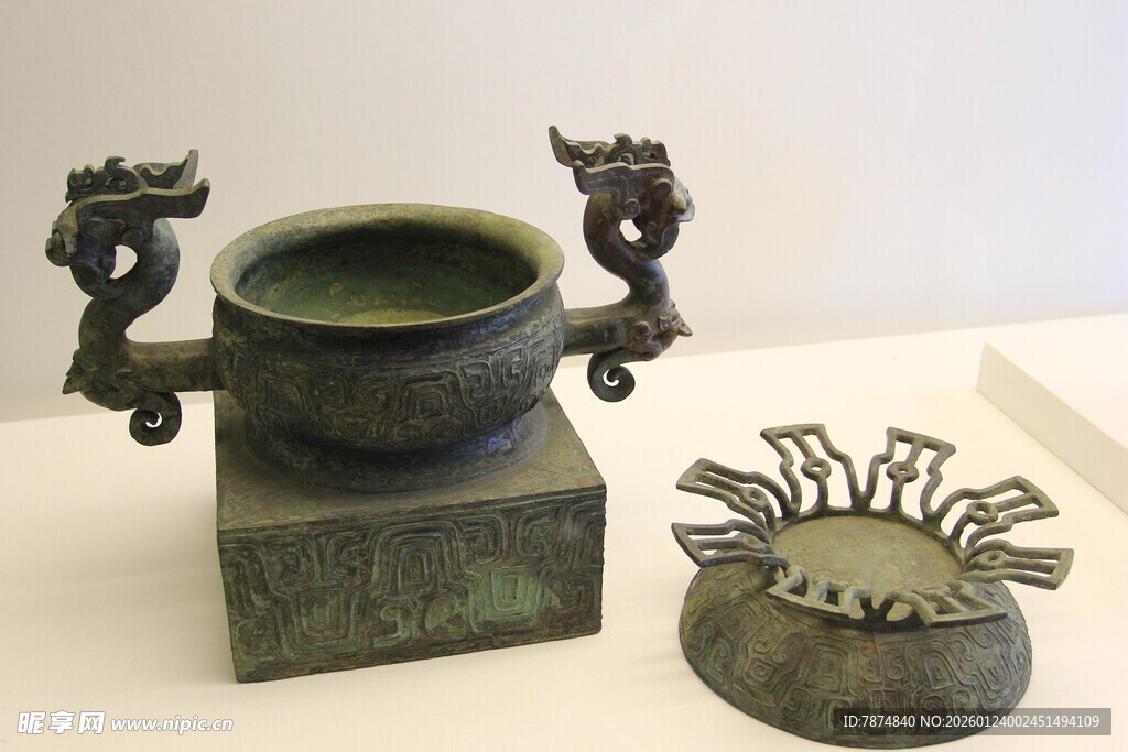 青铜双耳鼎及配套器物