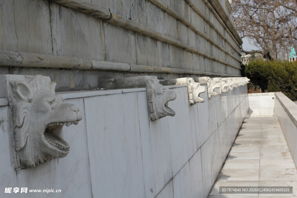 石质墙面兽头雕刻装饰