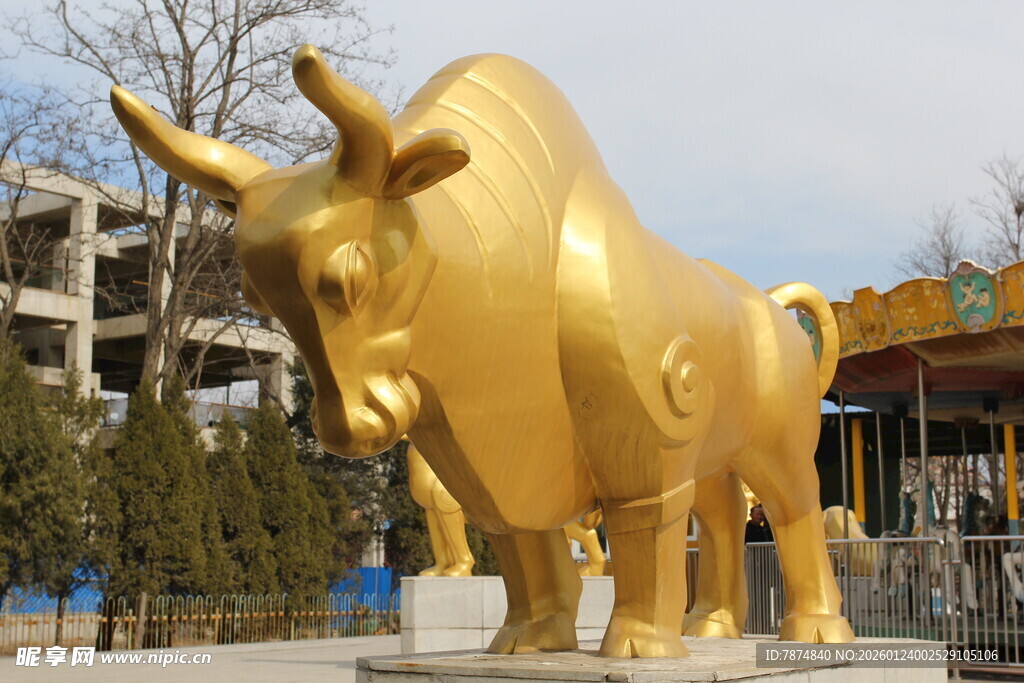 户外金色公牛雕塑