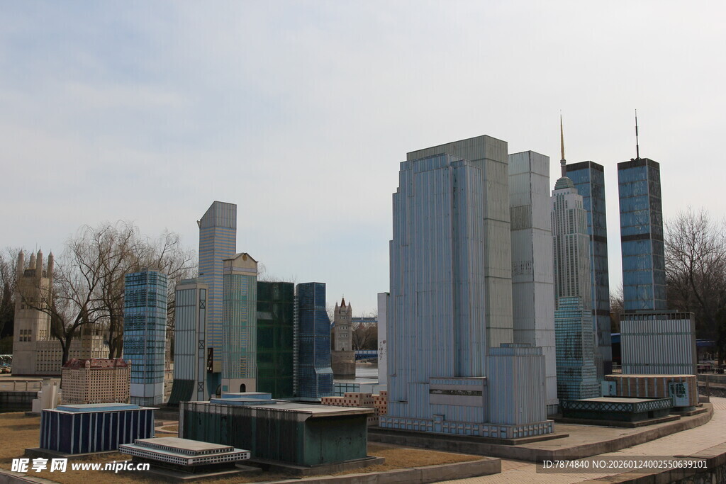 城市中的高楼与低矮建筑