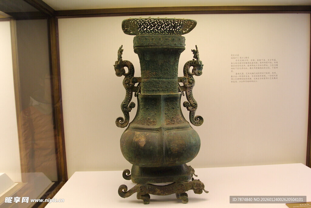 古代青铜花瓶展示