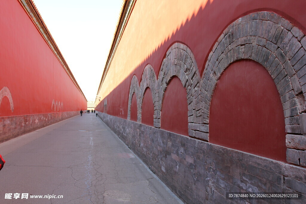 红墙夹道的中式建筑景观