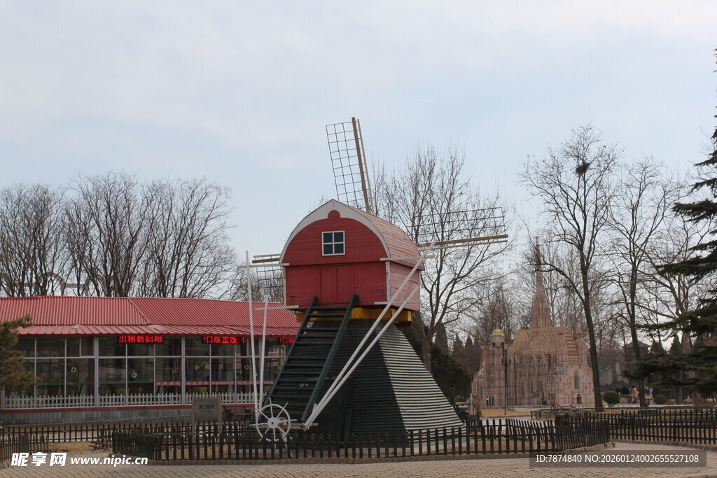户外红色风车景观