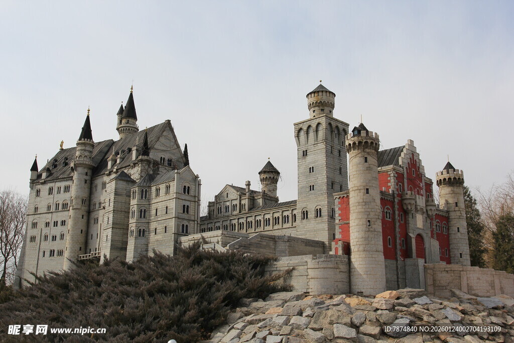 梦幻城堡屹立于山丘之上