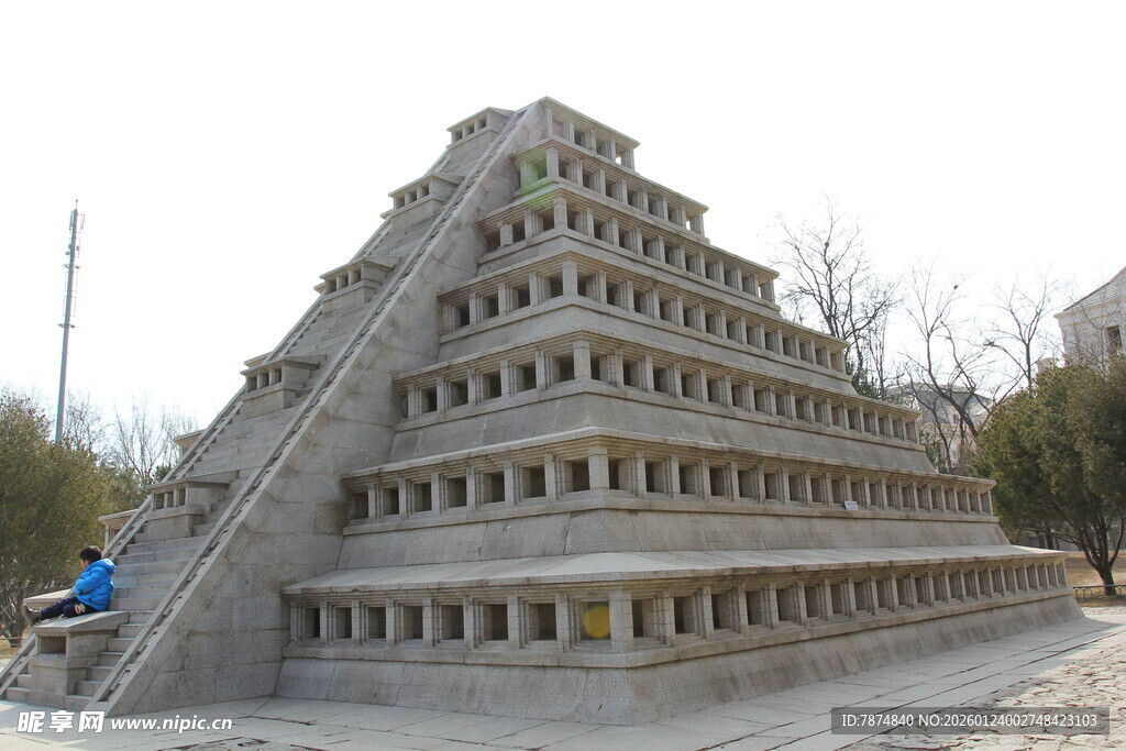 仿金字塔建筑景观