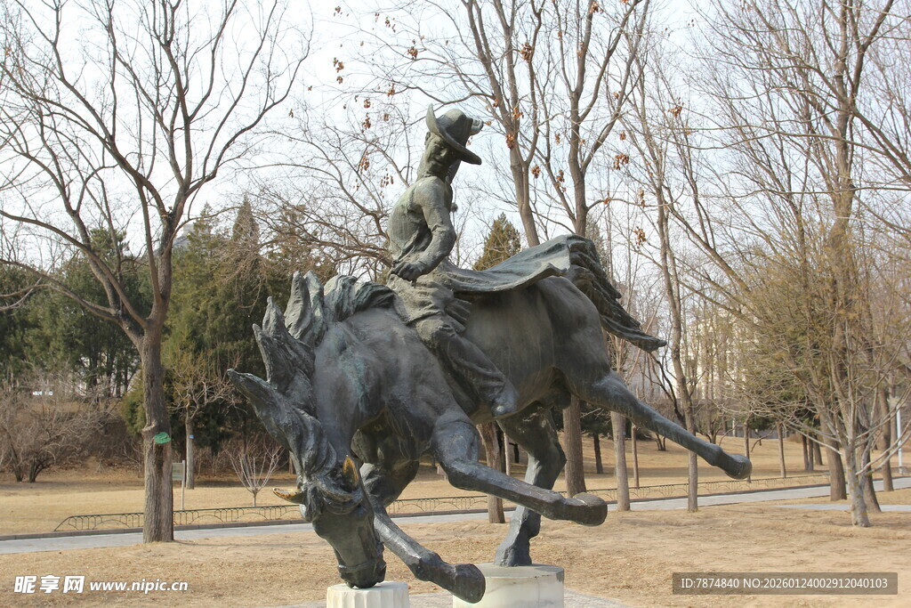 骑马人物雕塑于户外场景
