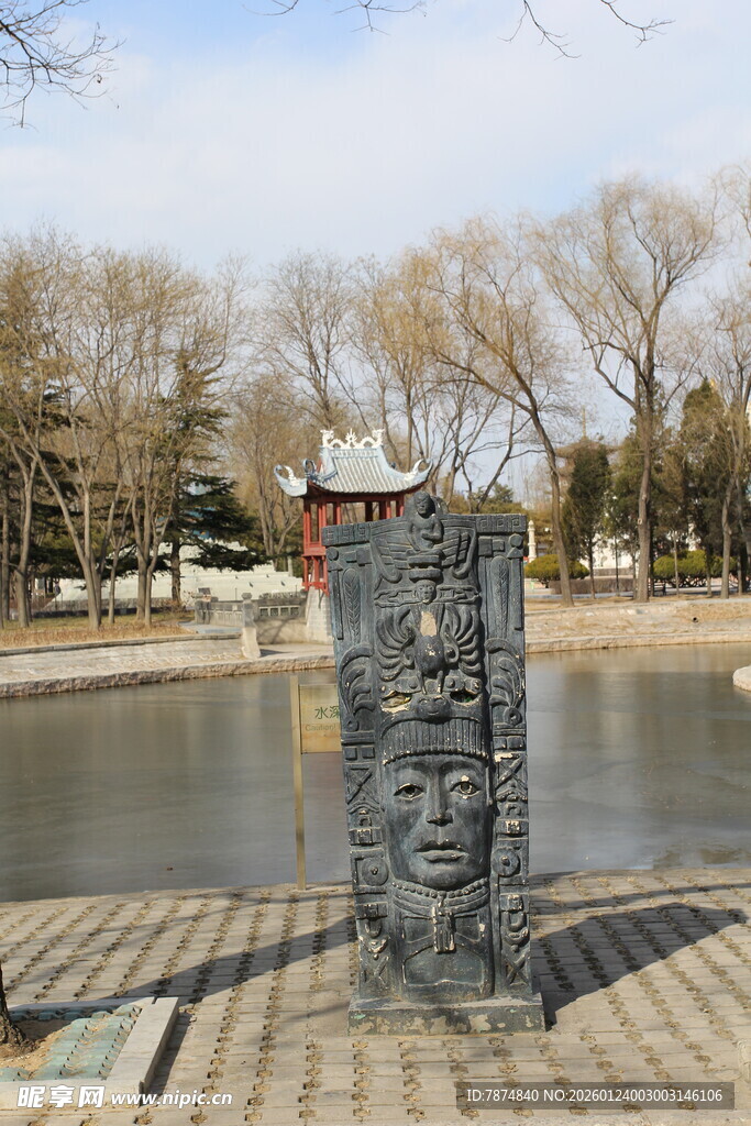 湖边刻字石碑景观