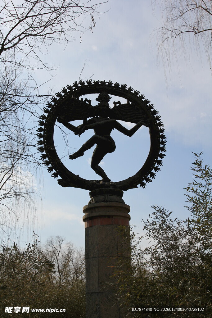 户外抽象人形雕塑景观