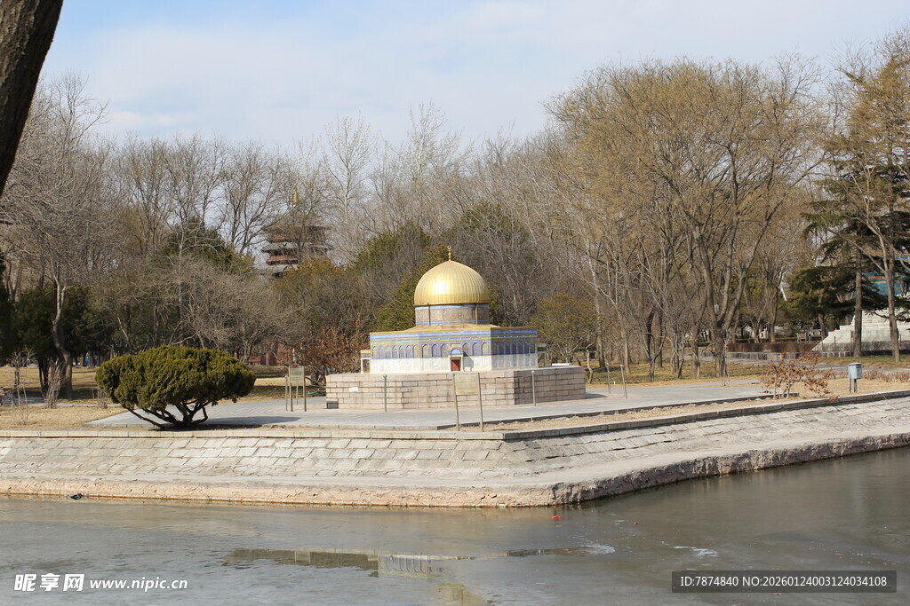 公园中的金色圆球景观