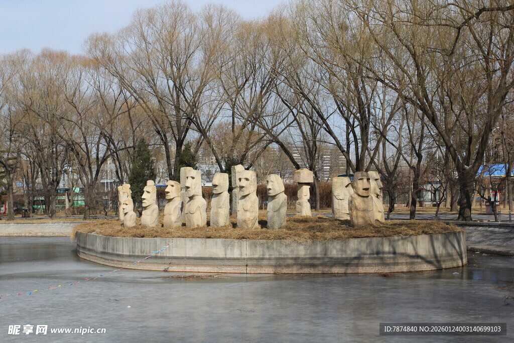 冬日湖畔的石雕景观