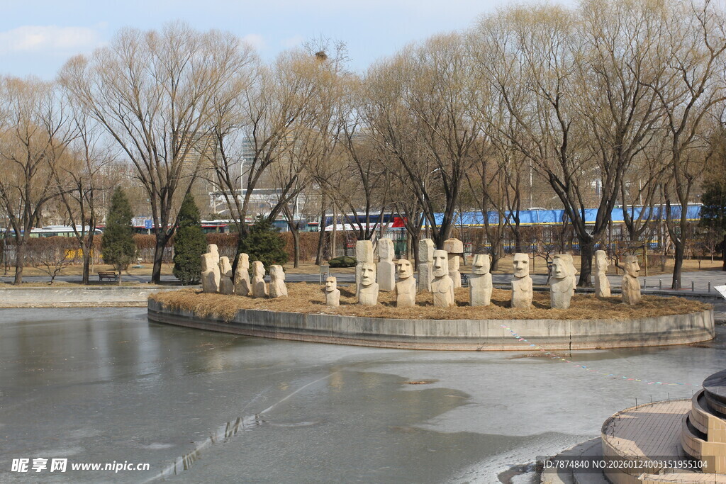冬日结冰湖畔的石桩景观