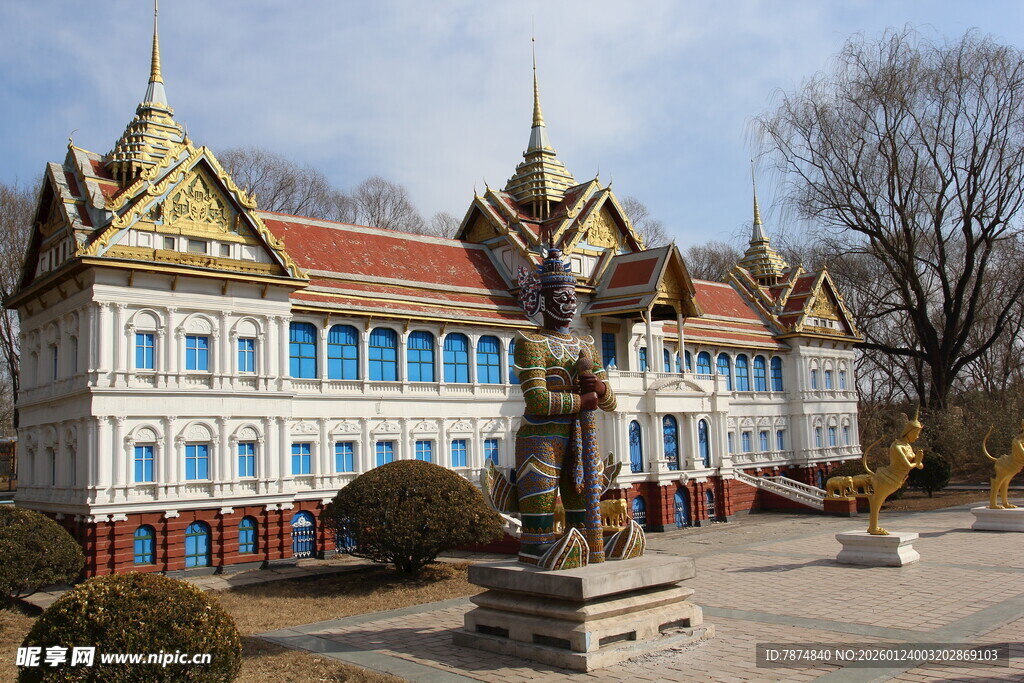 欧式风格建筑前的雕像景观