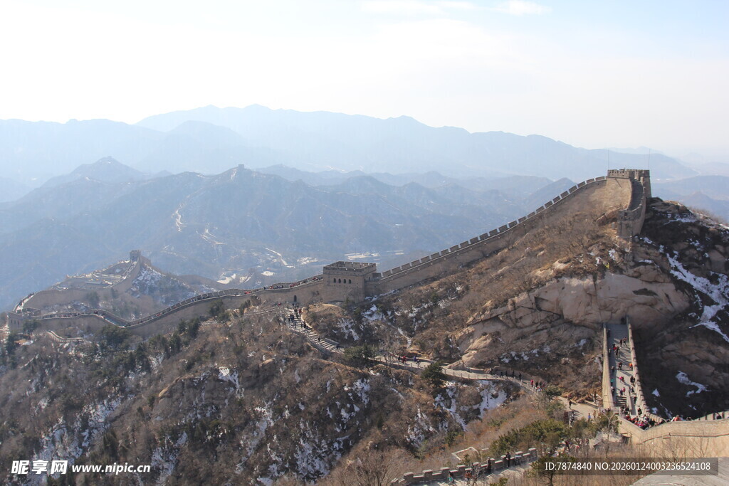 壮丽长城蜿蜒于山峦间