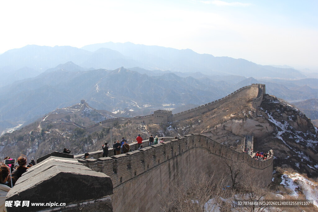 冬日长城上的游客身影