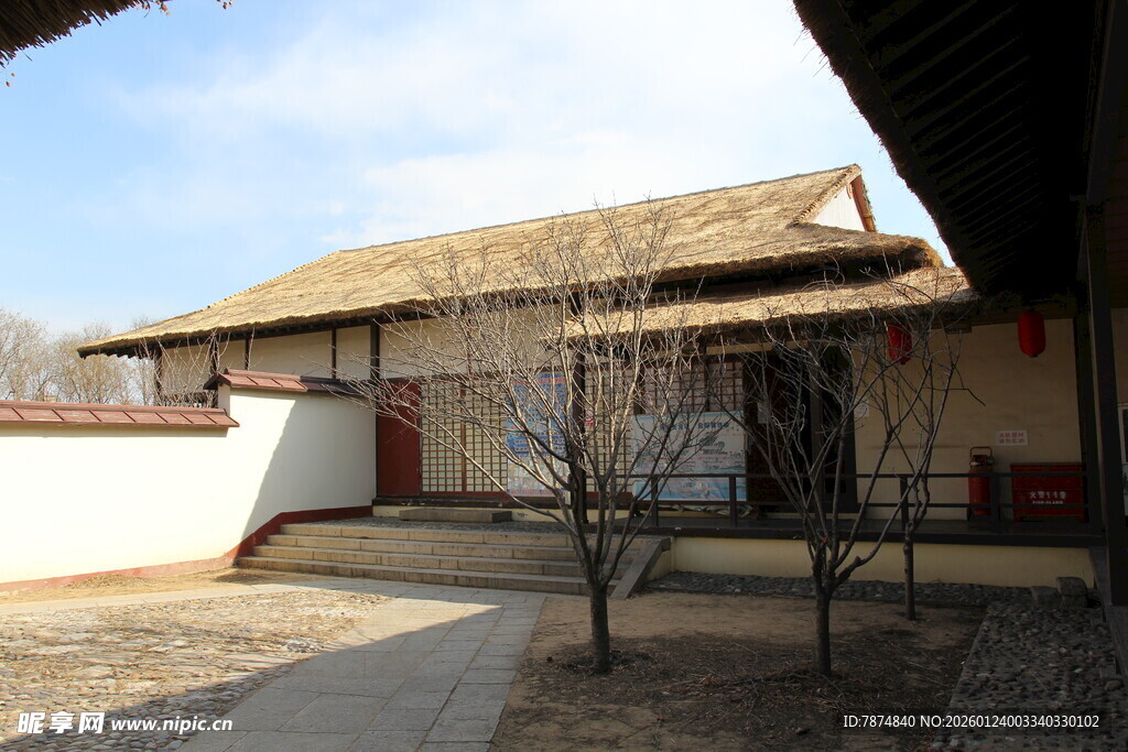 古朴乡村小屋及庭院