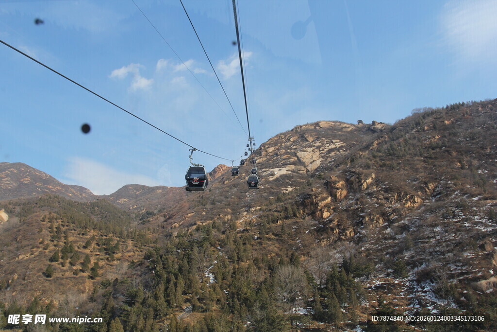山间缆车穿梭于秀丽景致
