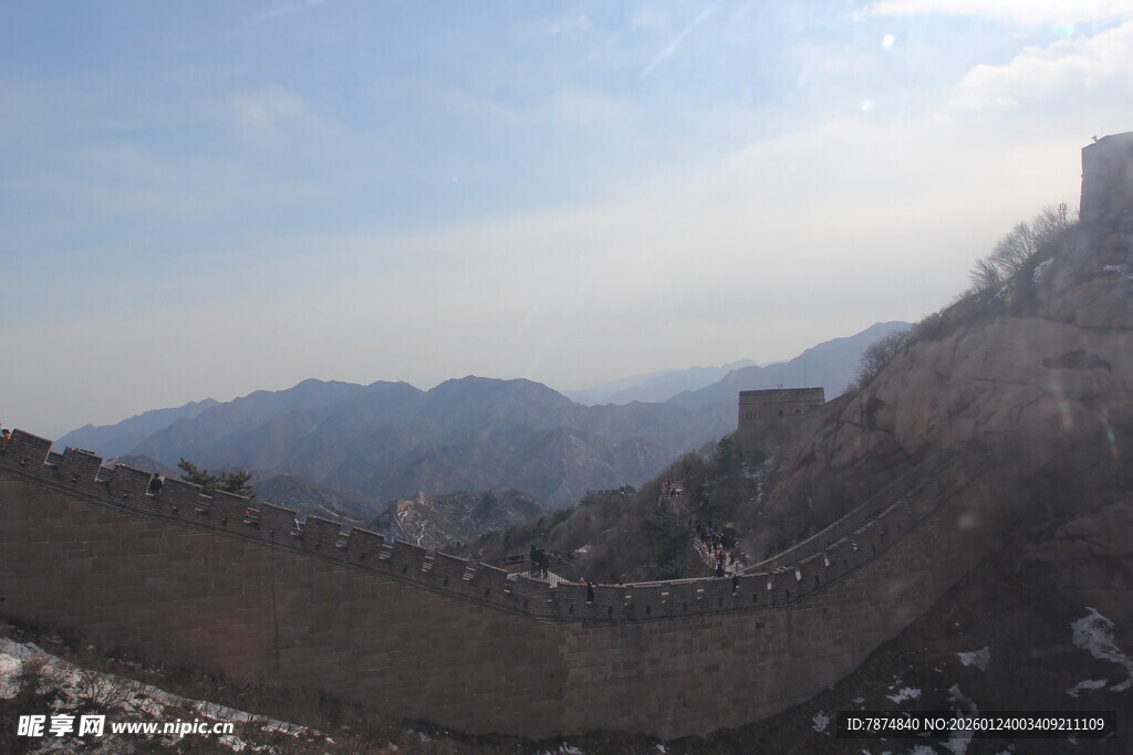 壮丽长城蜿蜒于山峦之间