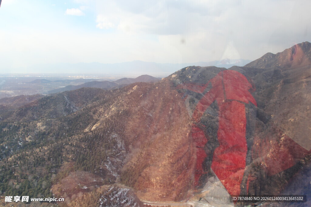 壮丽山景 一抹艳红入目