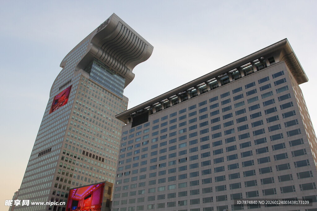 城市中的现代高楼建筑