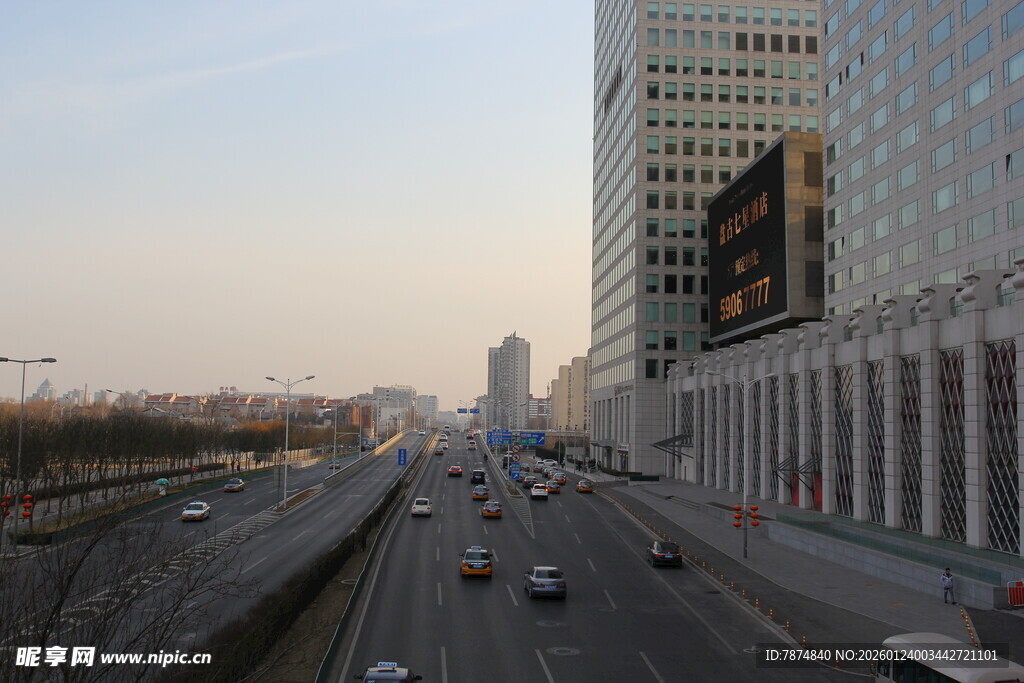 城市道路车流与高楼景观