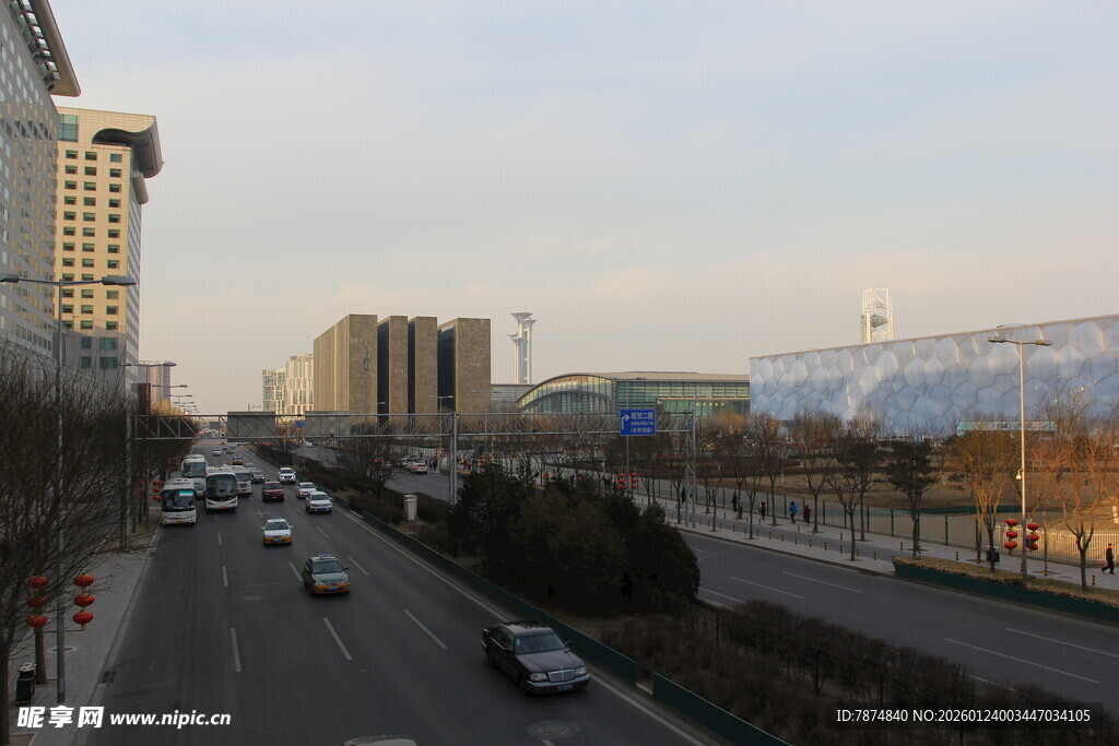 城市道路上的车辆与建筑