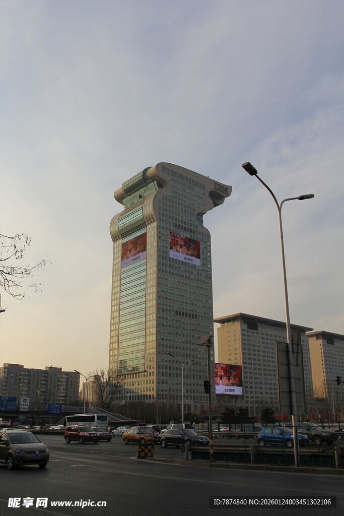 城市高楼与繁忙街景