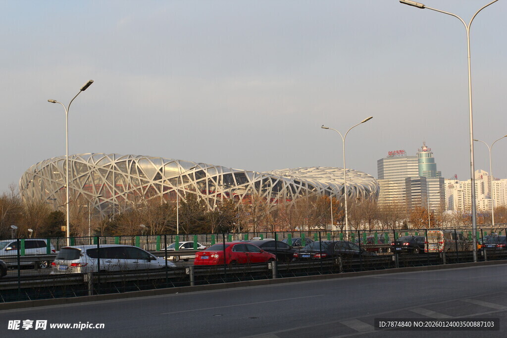 城市停车场与远处建筑景观
