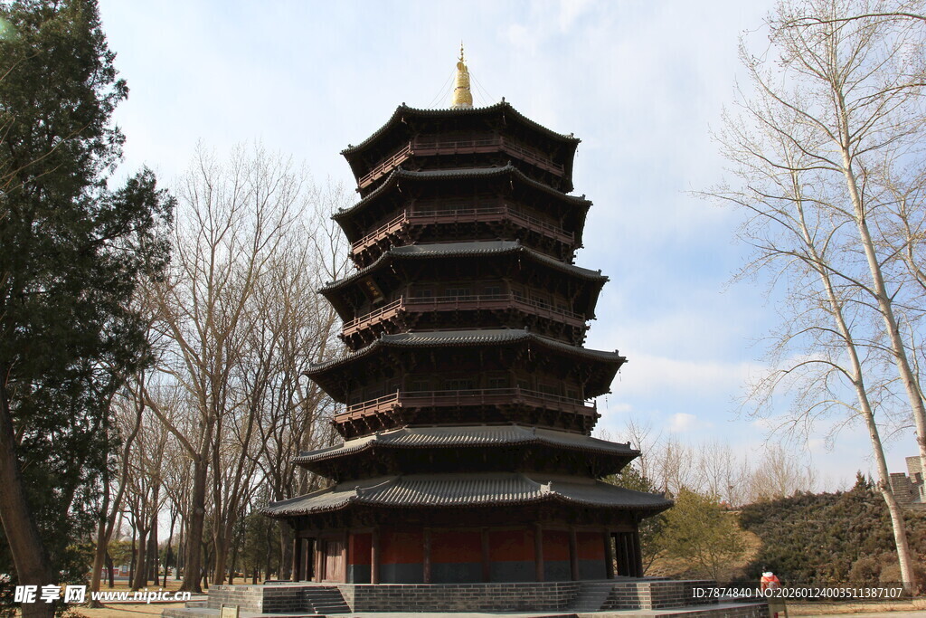 古朴多层宝塔屹立林间