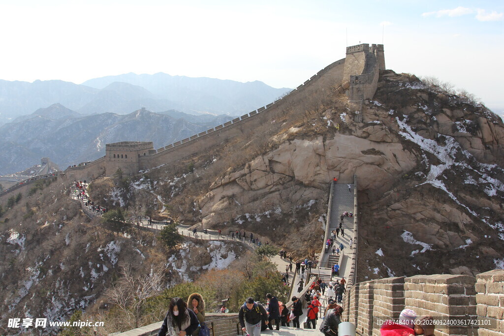 冬日长城上的游人景象
