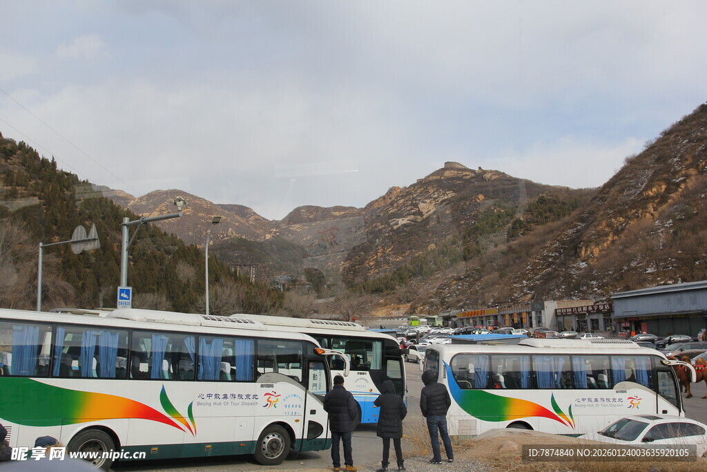 景区外停放的多彩巴士