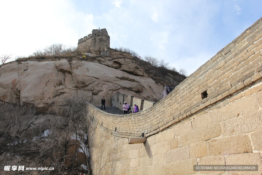 雄伟长城屹立于山峦间