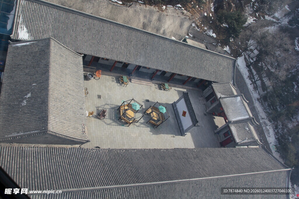 屋顶视角下的多彩物件场景