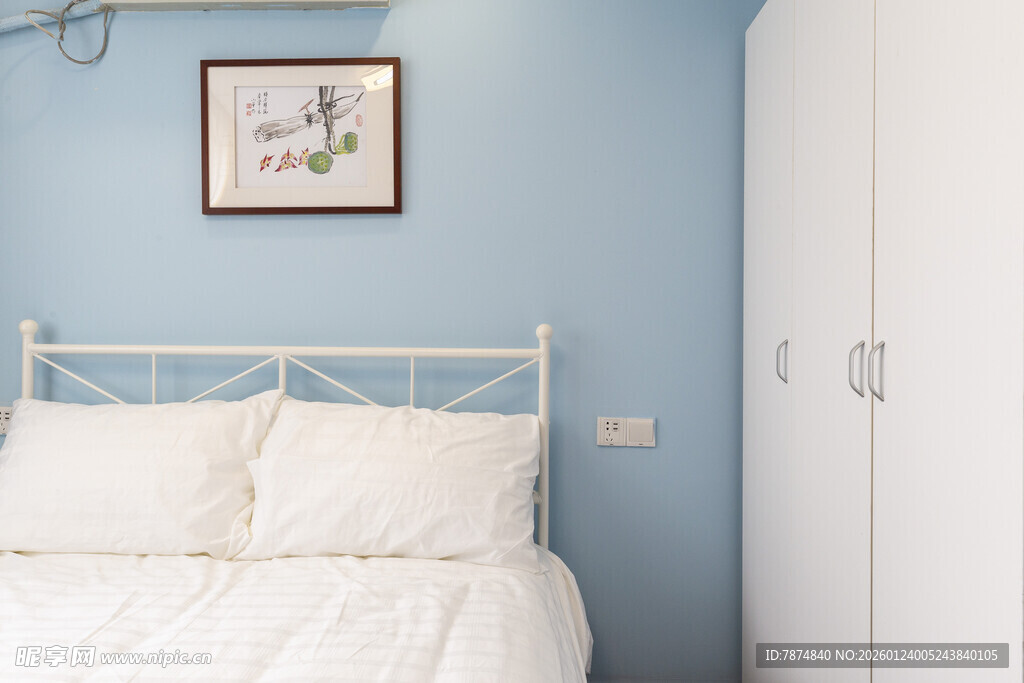 简约蓝色卧室温馨床铺