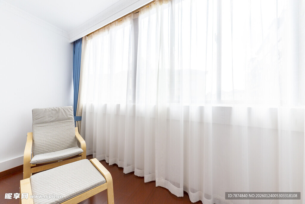 简约窗边单人椅与白色窗帘