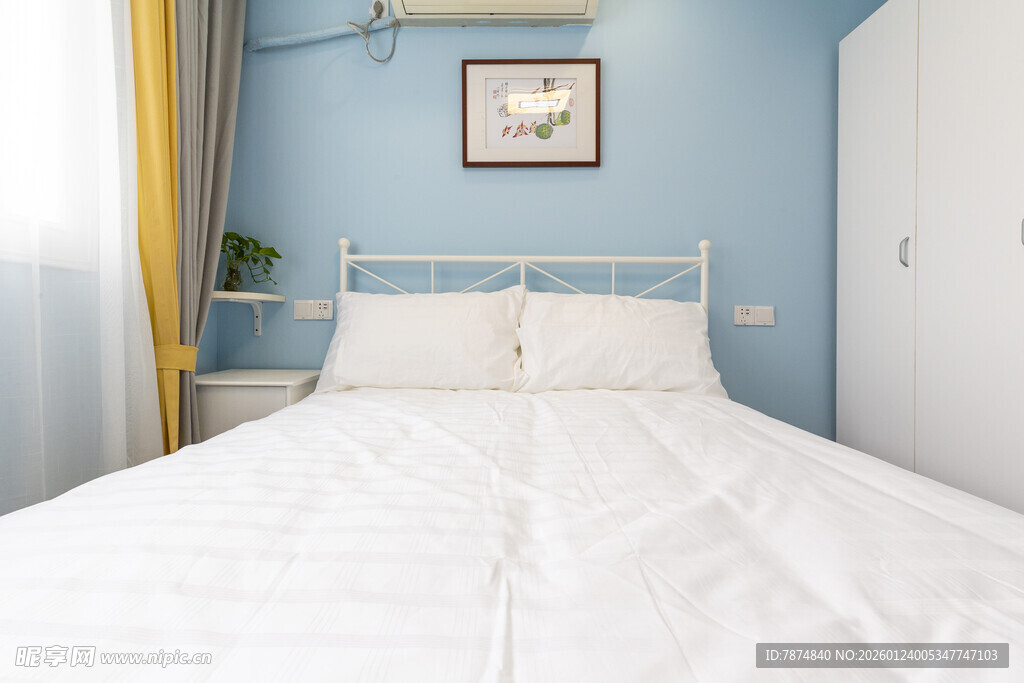 简约蓝色系温馨卧室床铺