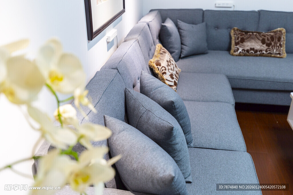 简约灰色沙发与清新插花
