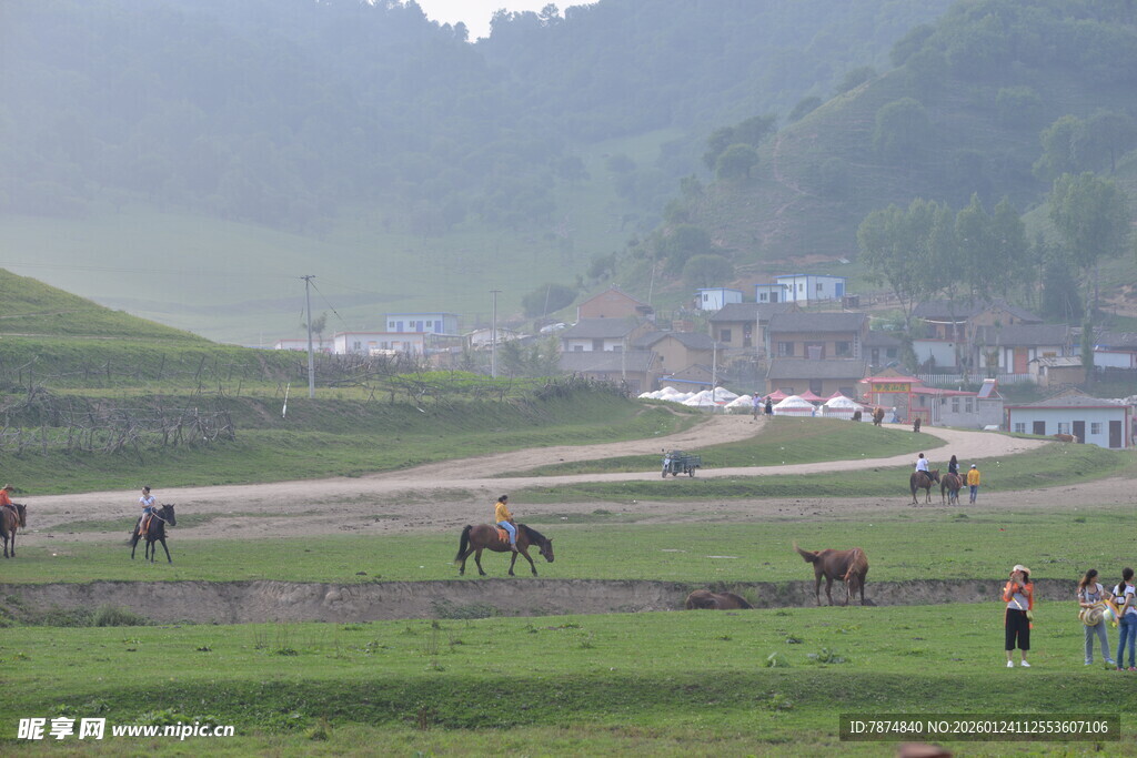 草原村落边的马匹与行人