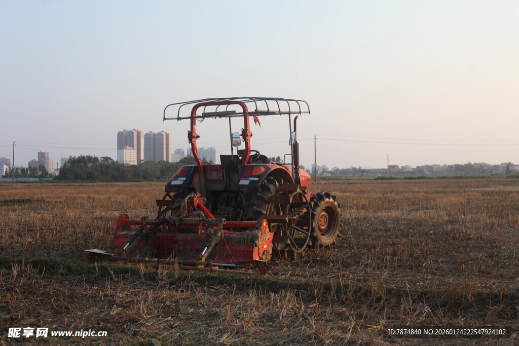 农田里的红色农机作业