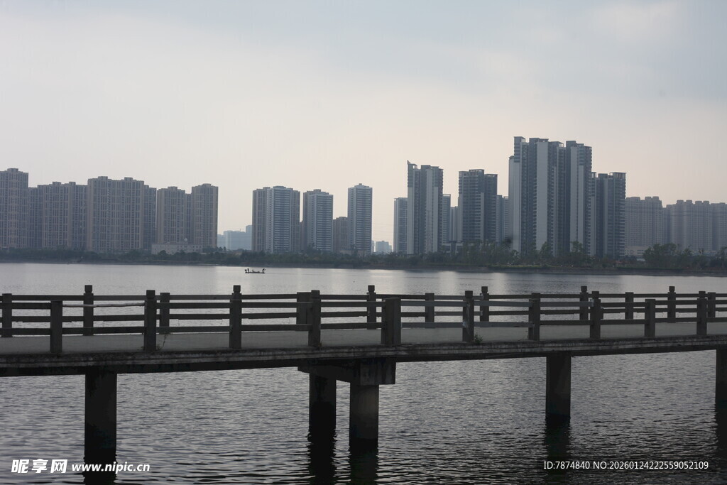 湖畔栈桥与远处城市景观