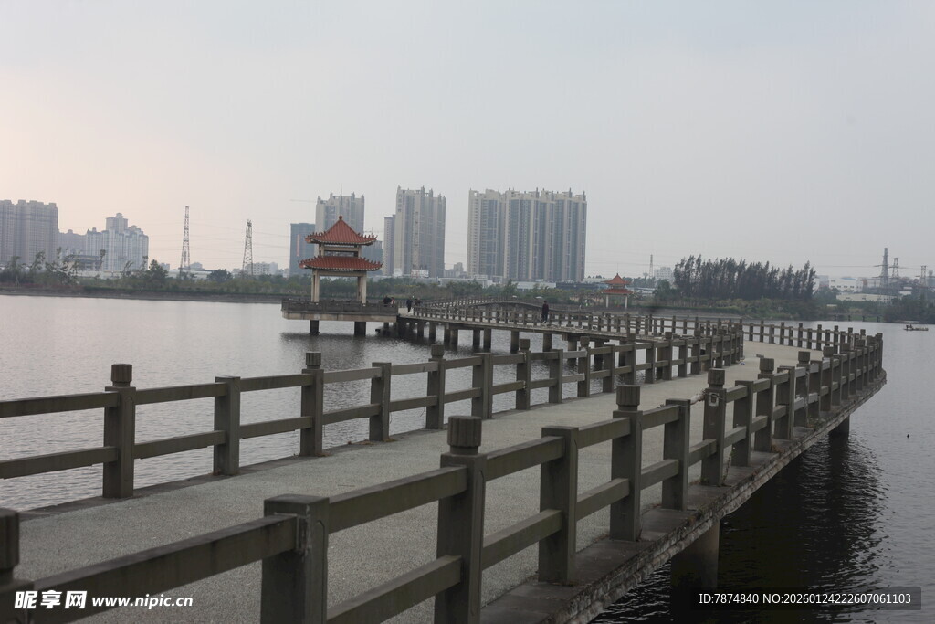 湖畔木栈道 城市静谧景