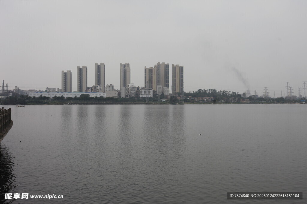 湖畔高楼映于平静水面