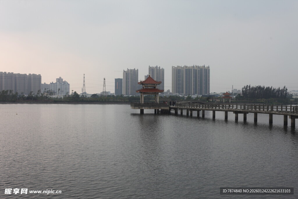 湖畔栈桥与远处城市风光