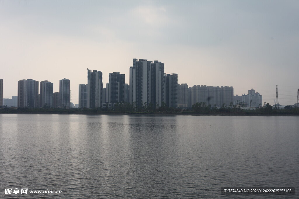湖畔高楼林立的城市景致
