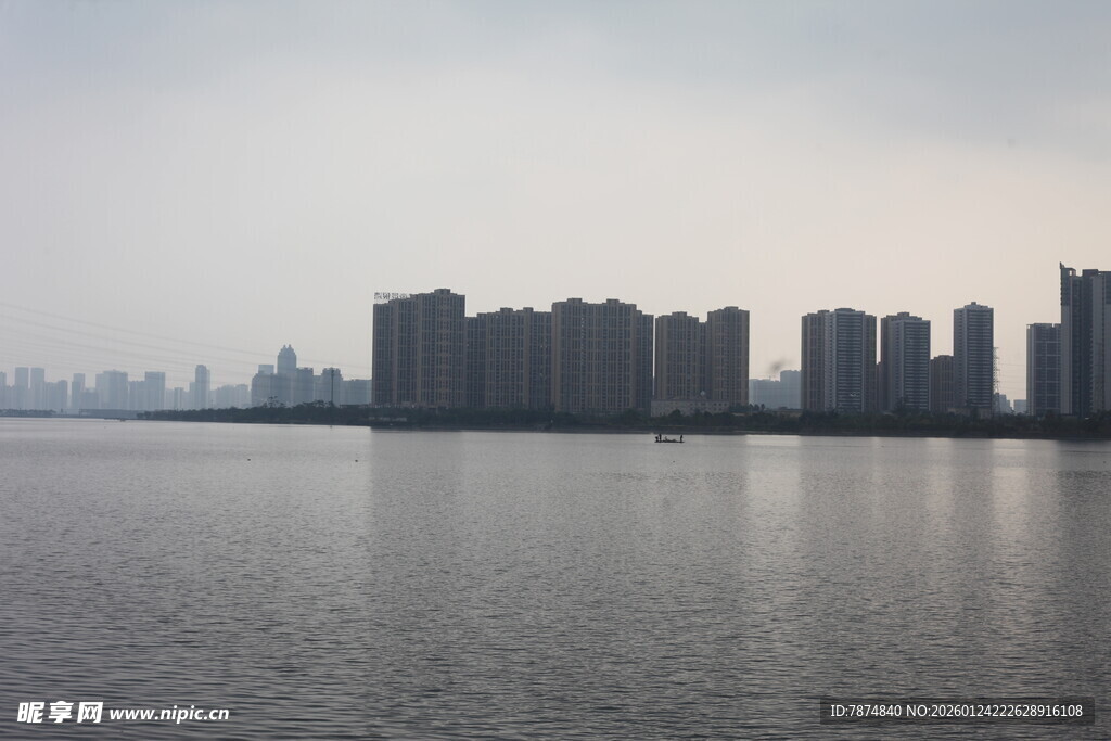 湖畔高楼林立的城市景致